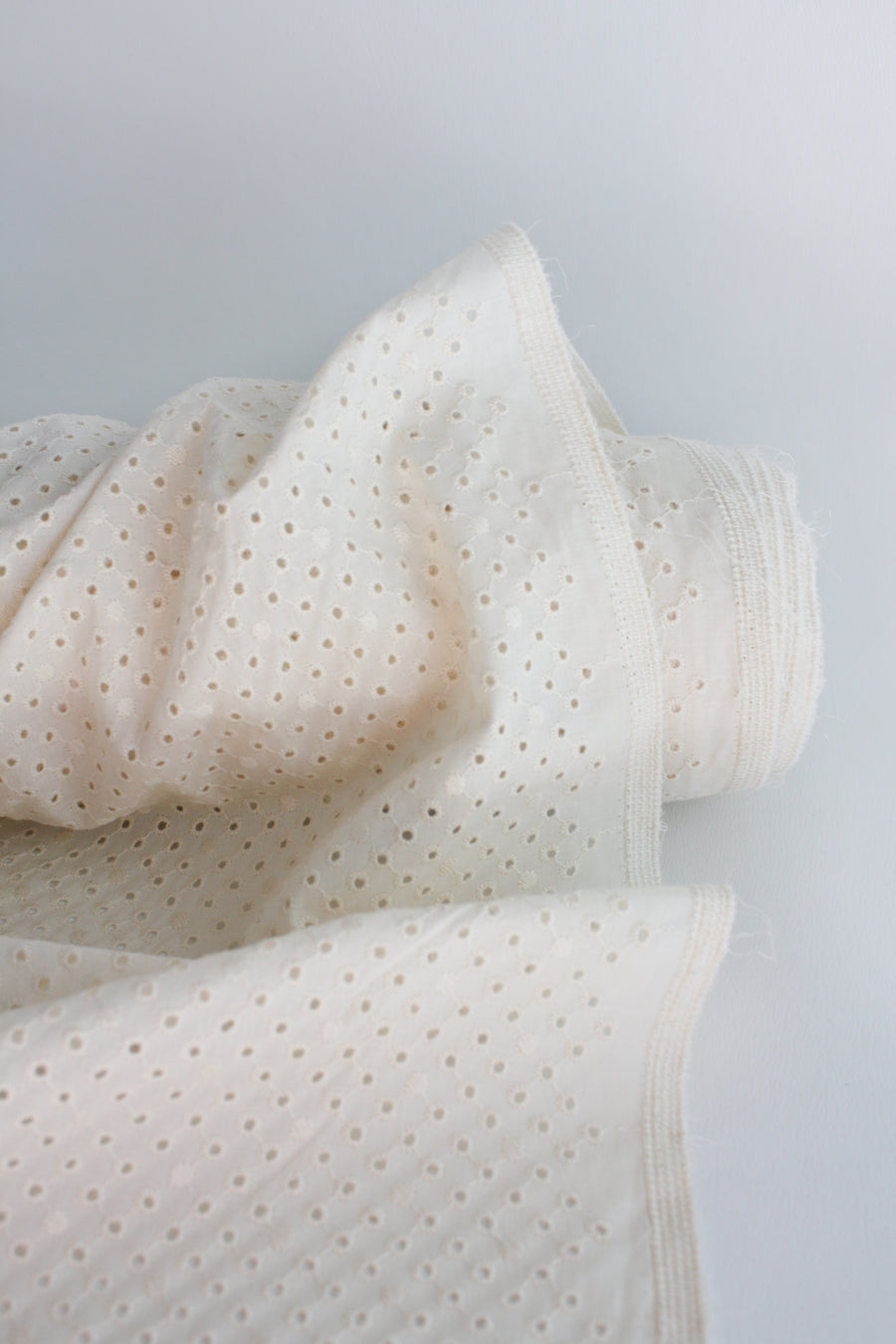 Lois - Broderie Anglaise | Alabaster