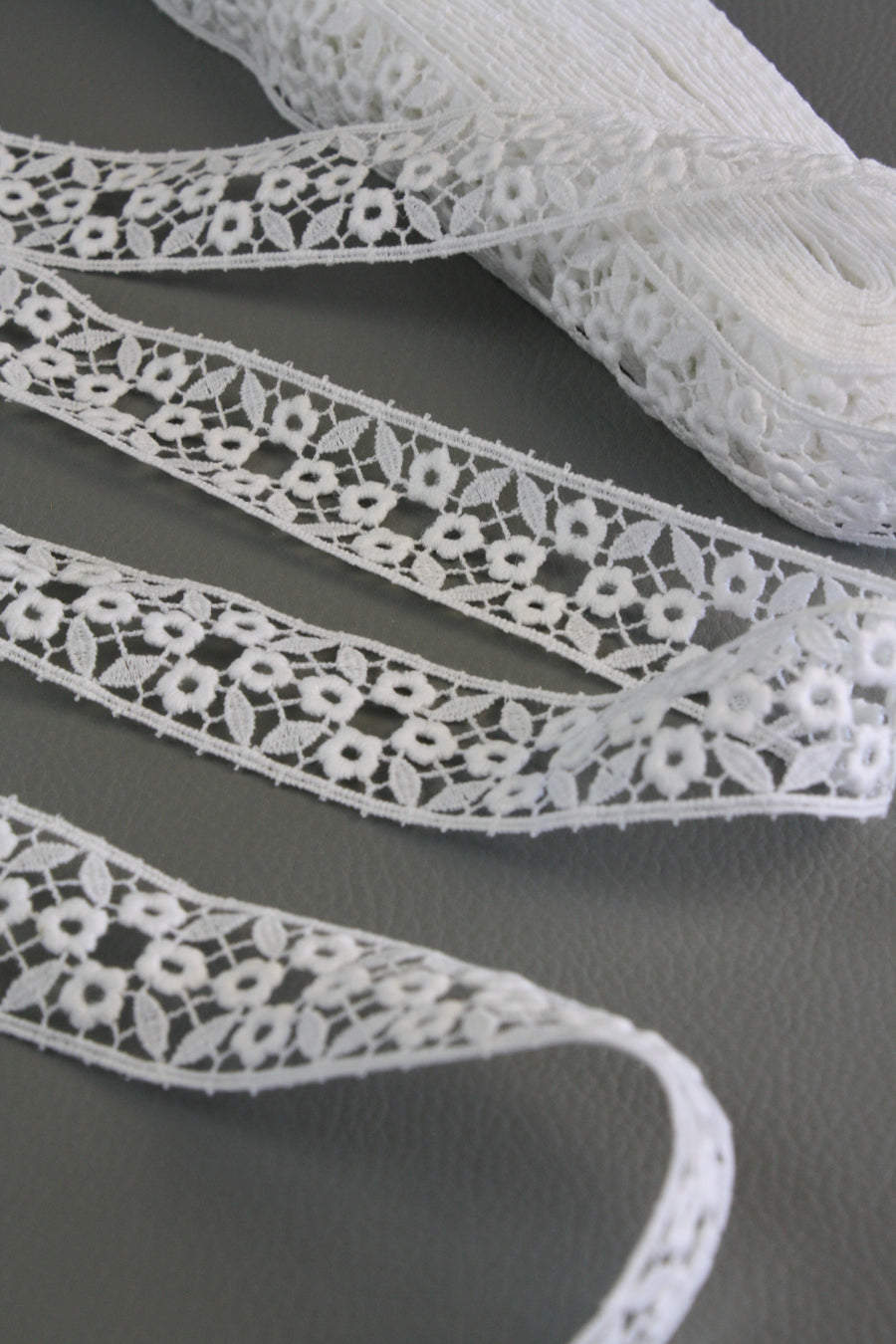 #50 Archival Austrian Guipure Lace - 3cm | Off White Floral