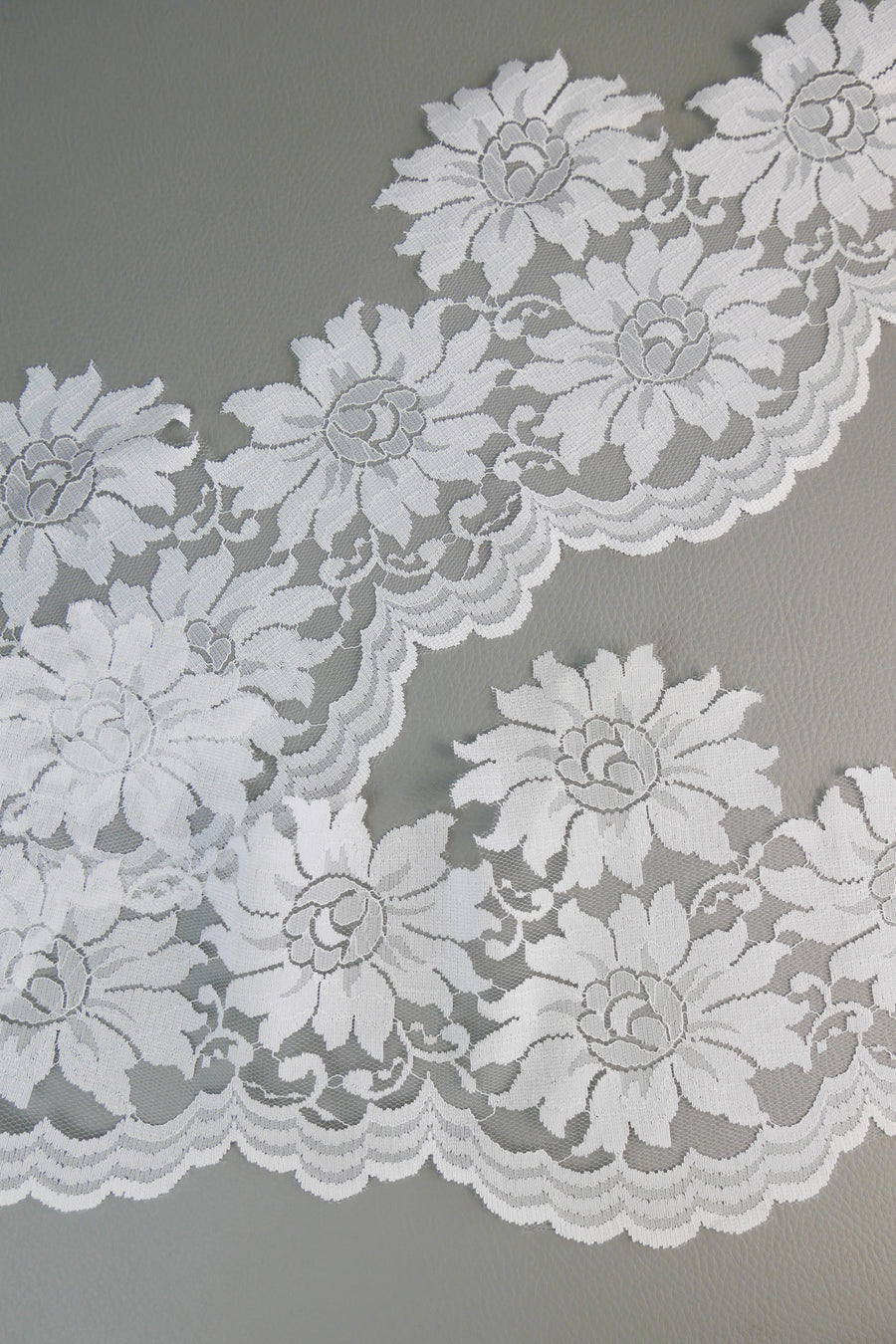 #79 Archival English Chantilly Lace - 16.5cm | Off-White