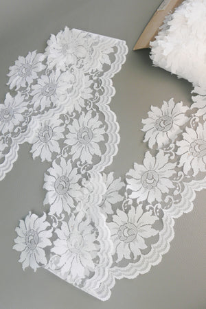#79 Archival English Chantilly Lace - 16.5cm | Off-White