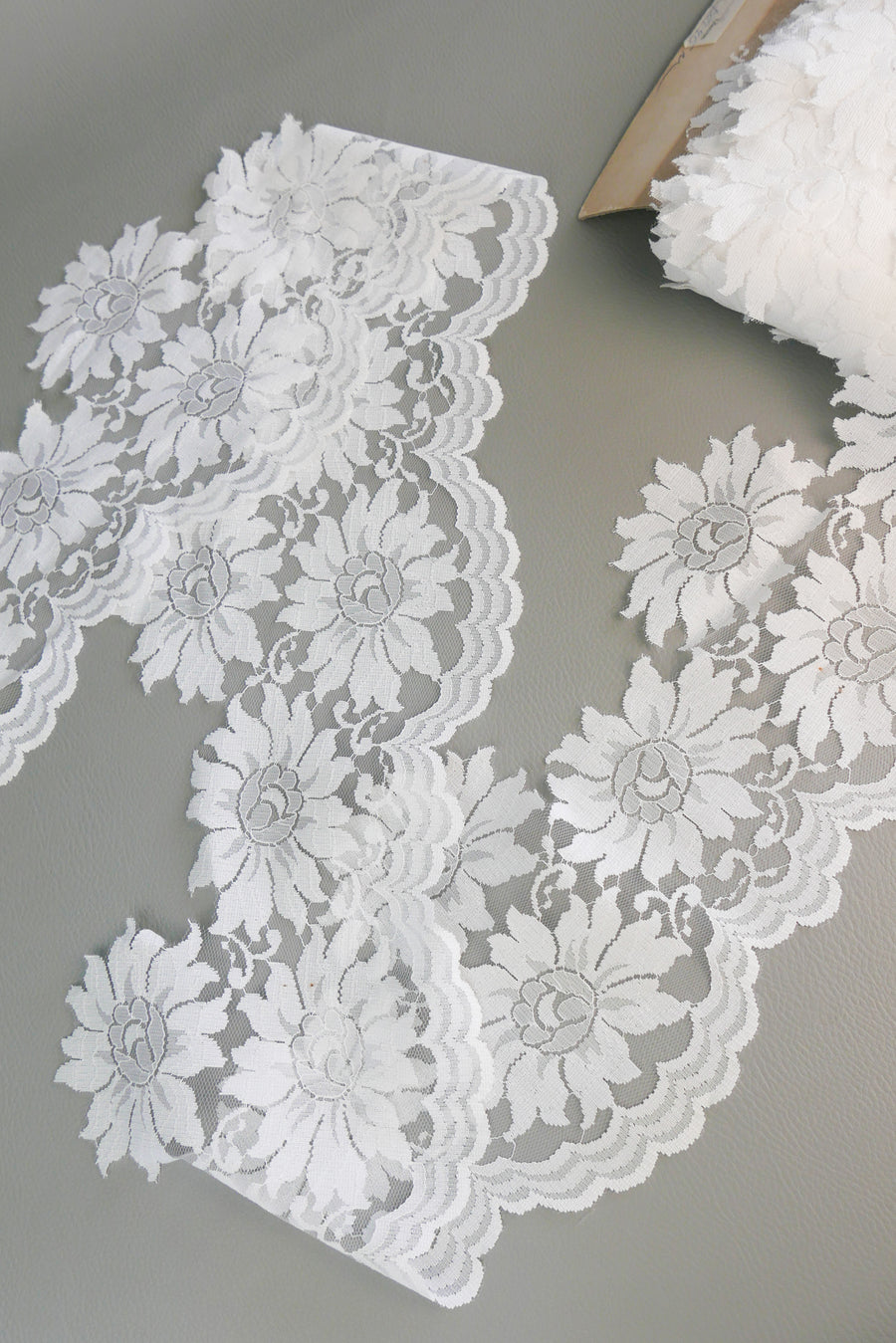 #79 Archival English Chantilly Lace - 16.5cm | Off-White