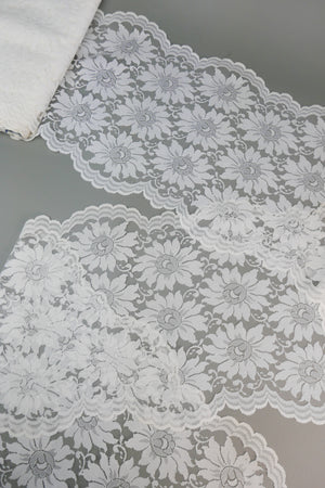 #81 Archival English Chantilly Lace - 27cm | Off-White