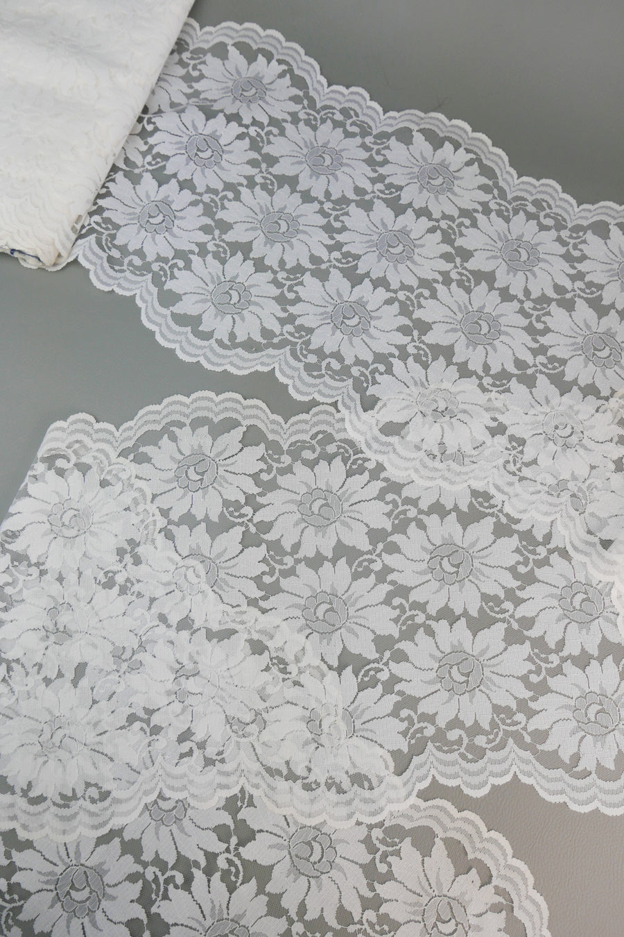 #81 Archival English Chantilly Lace - 27cm | Off-White