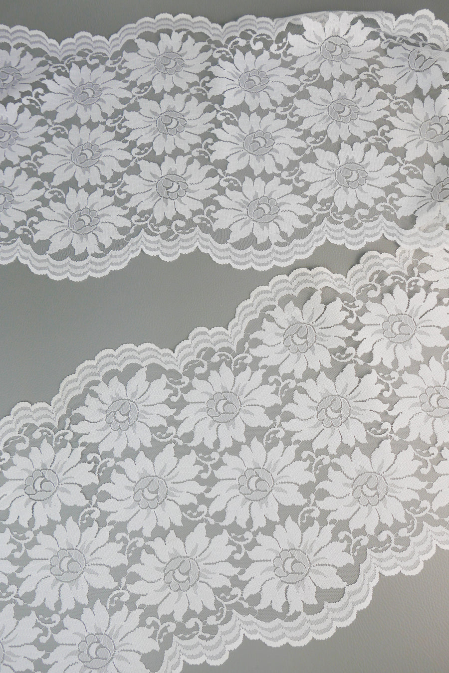 #81 Archival English Chantilly Lace - 27cm | Off-White
