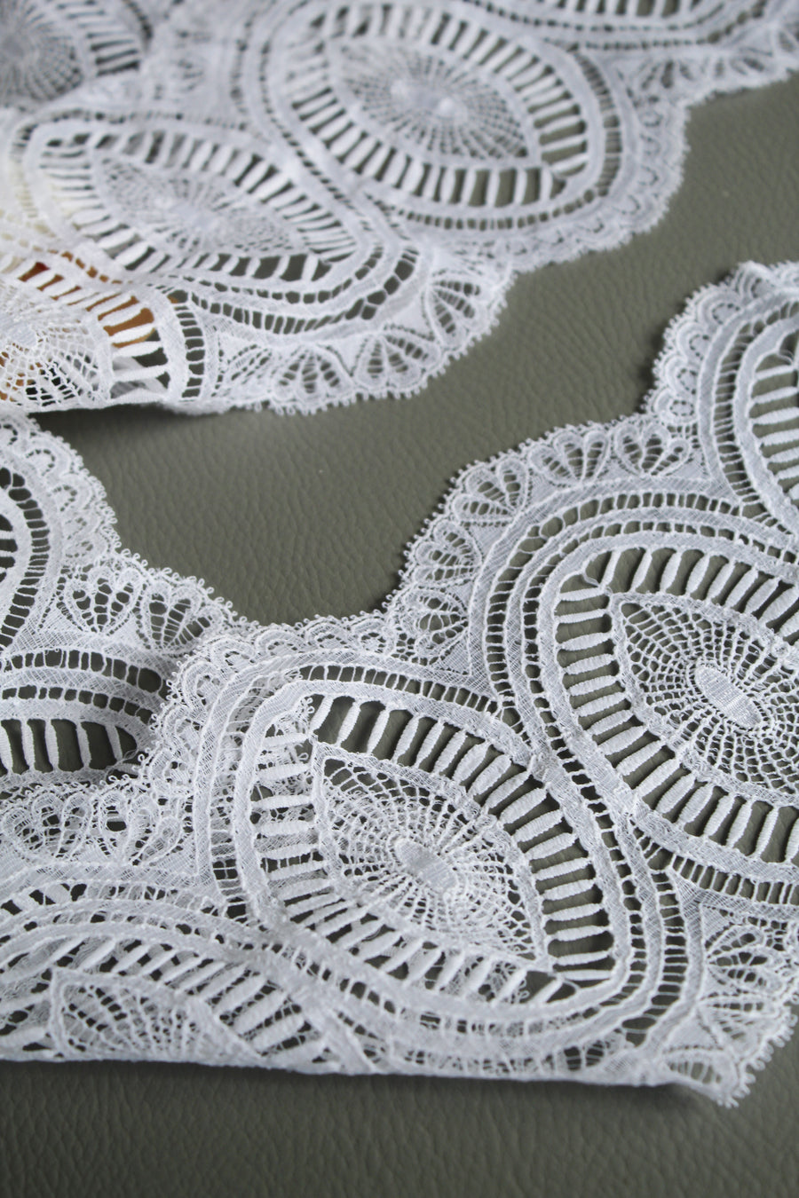 #18 Archival Chantilly Lace - 13cm | White