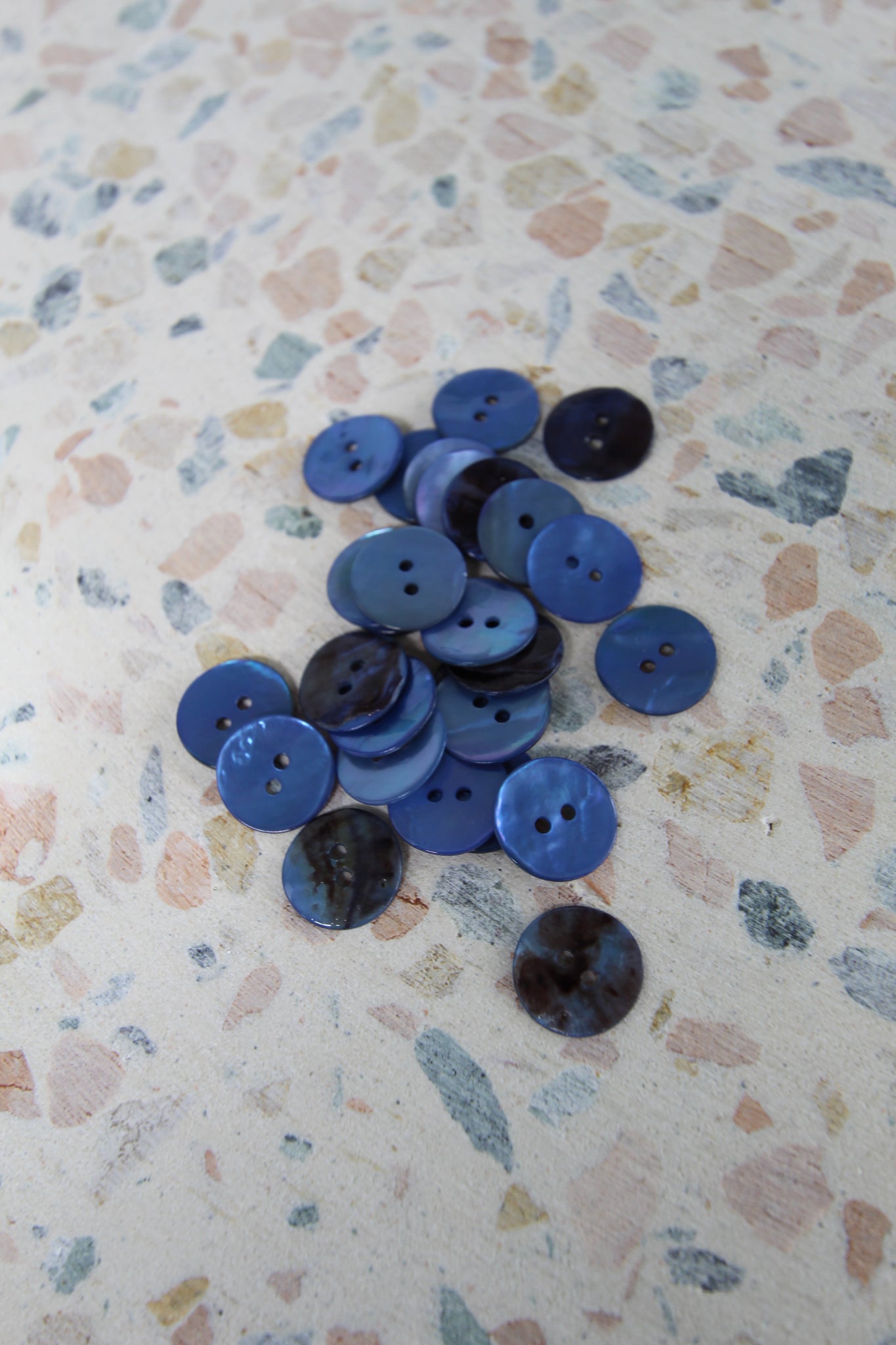 Dyed Agoya Shell Buttons | Cornflower 16MM – Drapers Fabrics